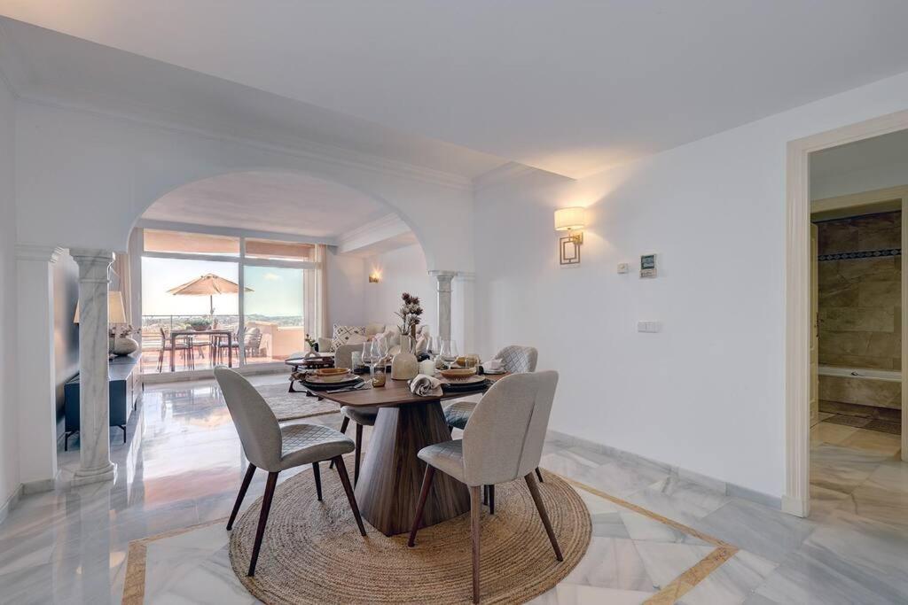 Fotografie z fotogalerie ubytování Stunning 2 Bedroom Apartment in Magna Marbella v destinaci Marbella