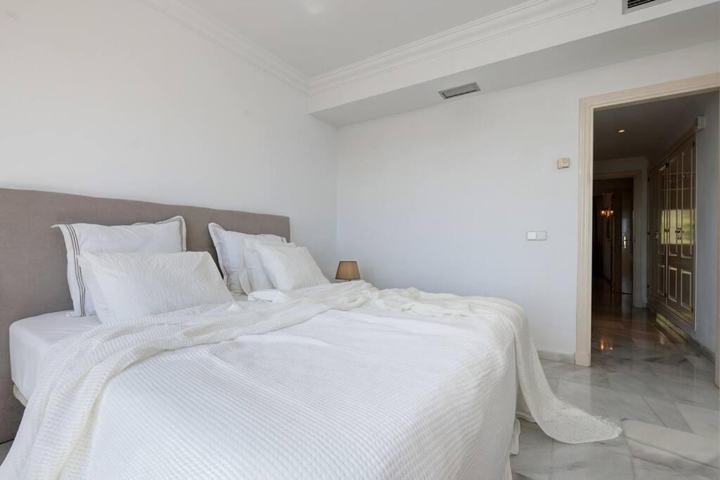 Fotografie z fotogalerie ubytování Stunning 2 Bedroom Apartment in Magna Marbella v destinaci Marbella
