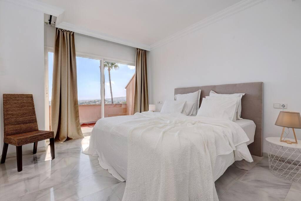 Fotografie z fotogalerie ubytování Stunning 2 Bedroom Apartment in Magna Marbella v destinaci Marbella