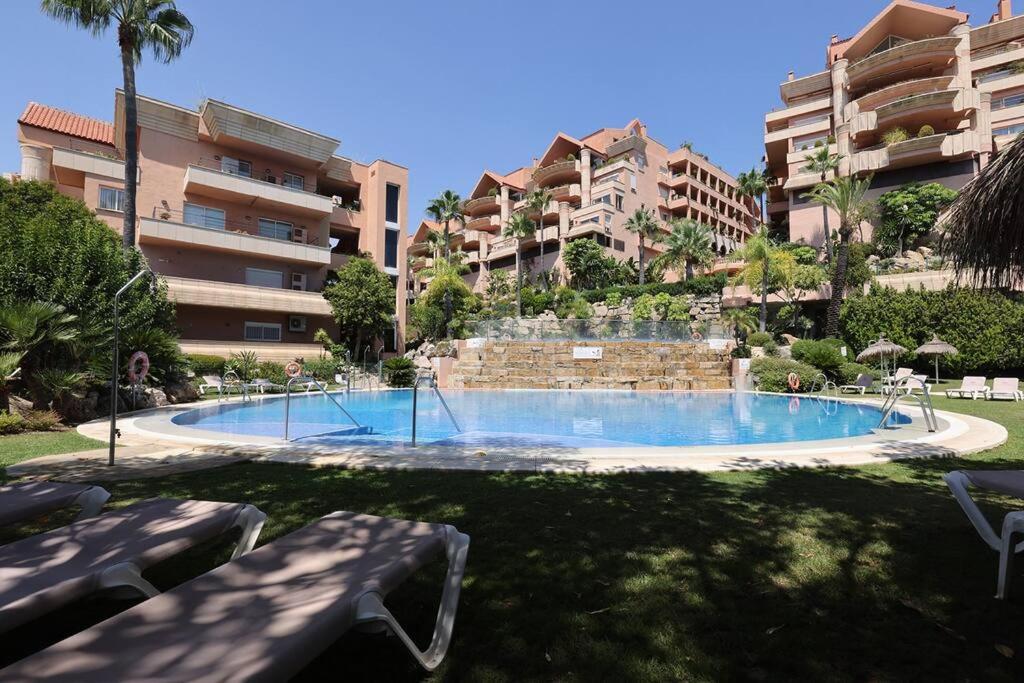 Fotografie z fotogalerie ubytování Stunning 2 Bedroom Apartment in Magna Marbella v destinaci Marbella