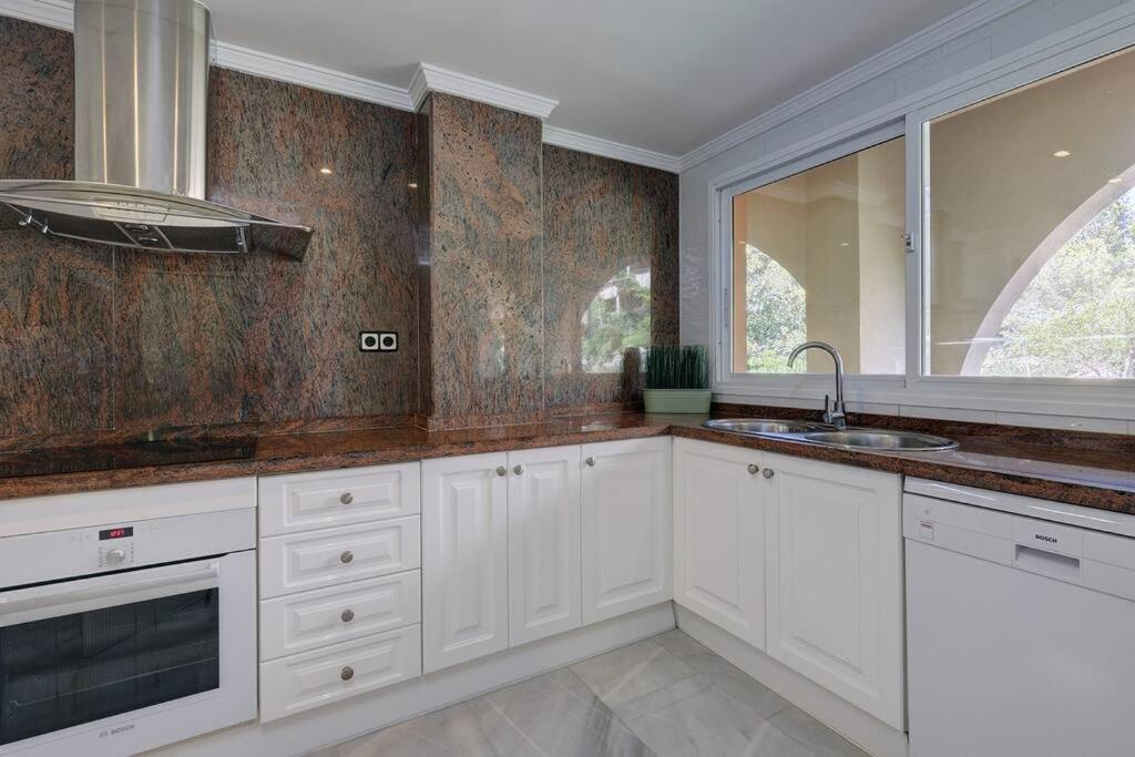 Fotografie z fotogalerie ubytování Stunning 2 Bedroom Apartment in Magna Marbella v destinaci Marbella