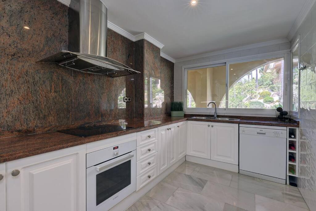 Fotografie z fotogalerie ubytování Stunning 2 Bedroom Apartment in Magna Marbella v destinaci Marbella