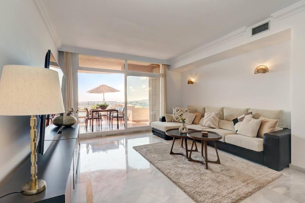 Fotografie z fotogalerie ubytování Stunning 2 Bedroom Apartment in Magna Marbella v destinaci Marbella