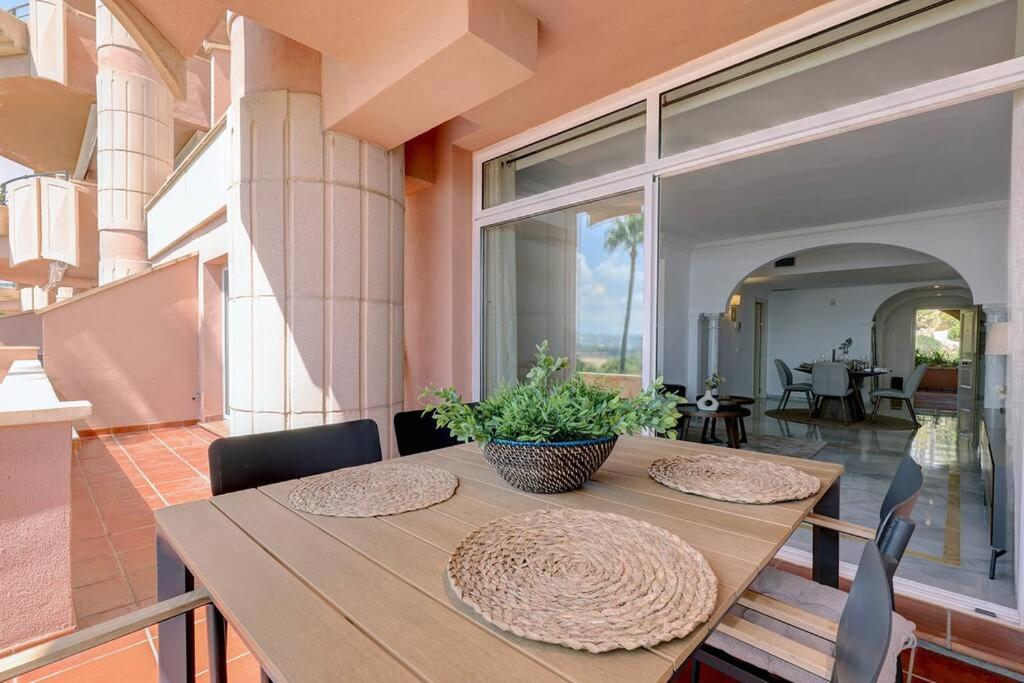 Fotografie z fotogalerie ubytování Stunning 2 Bedroom Apartment in Magna Marbella v destinaci Marbella