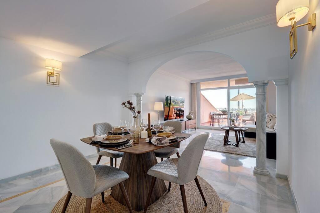 Fotografie z fotogalerie ubytování Stunning 2 Bedroom Apartment in Magna Marbella v destinaci Marbella