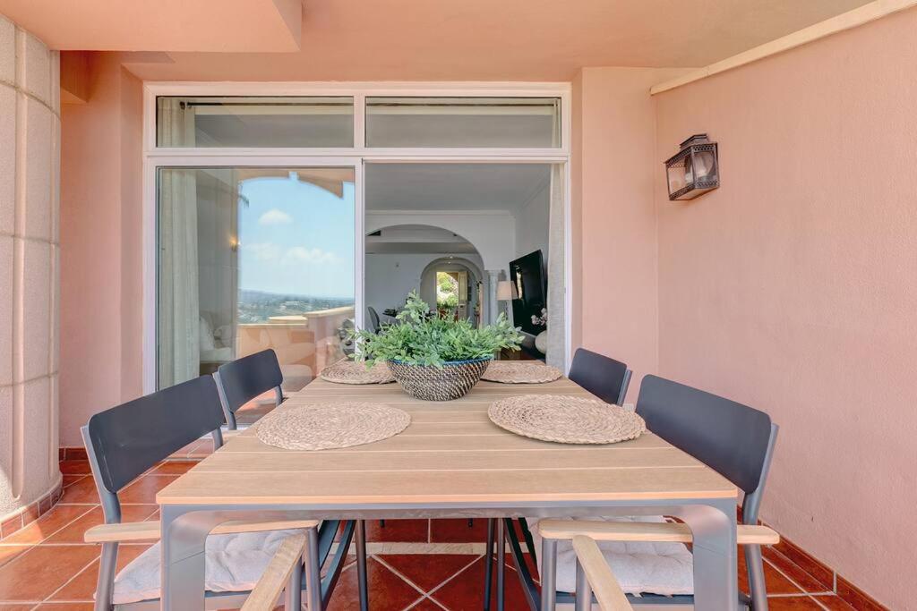 Fotografie z fotogalerie ubytování Stunning 2 Bedroom Apartment in Magna Marbella v destinaci Marbella