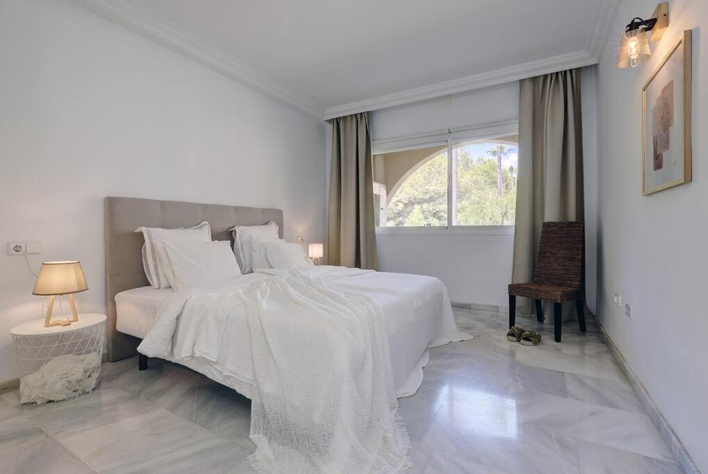 Fotografie z fotogalerie ubytování Stunning 2 Bedroom Apartment in Magna Marbella v destinaci Marbella
