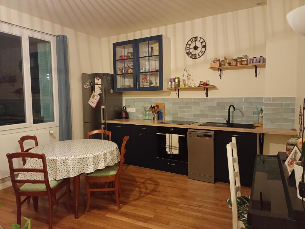 Kuchyňa alebo kuchynka v ubytovaní Chambre Noisy-le-Sec