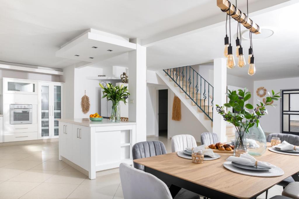 Фото By Eezy- דירה משפחתית מפנקת 3 חדרי שינה - Hanechoshet