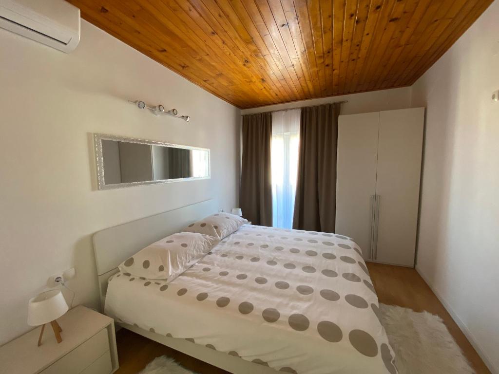 een slaapkamer met een bed en een houten plafond bij Apartment Jakovcevic 3 in Zadar