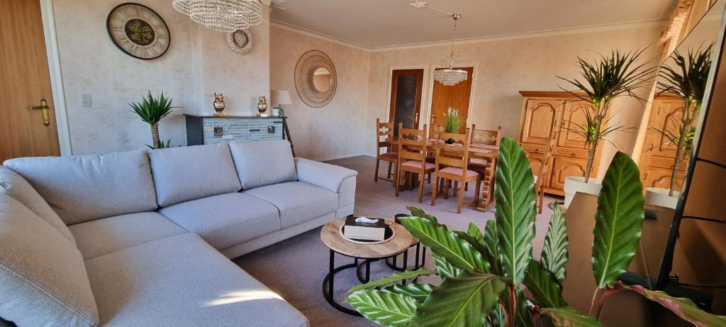 sala de estar con sofá y mesa en SUPERB FLAT WITH 3 BEDROOMS PARKING AND BALCONy, en Amberes