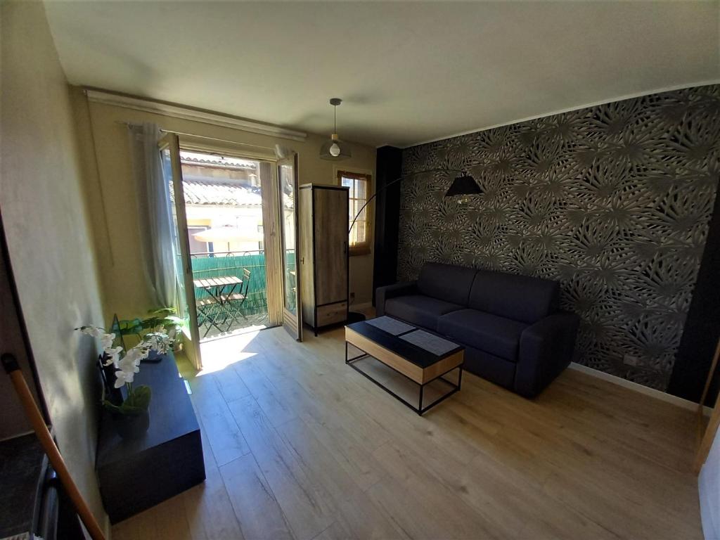 un salon avec un canapé et une table dans l'établissement Joli studio en centre ville, à Sète