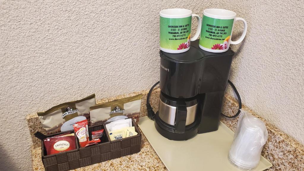Příslušenství pro přípravu čaje a kávy v ubytování Shoreside Inn & Suites