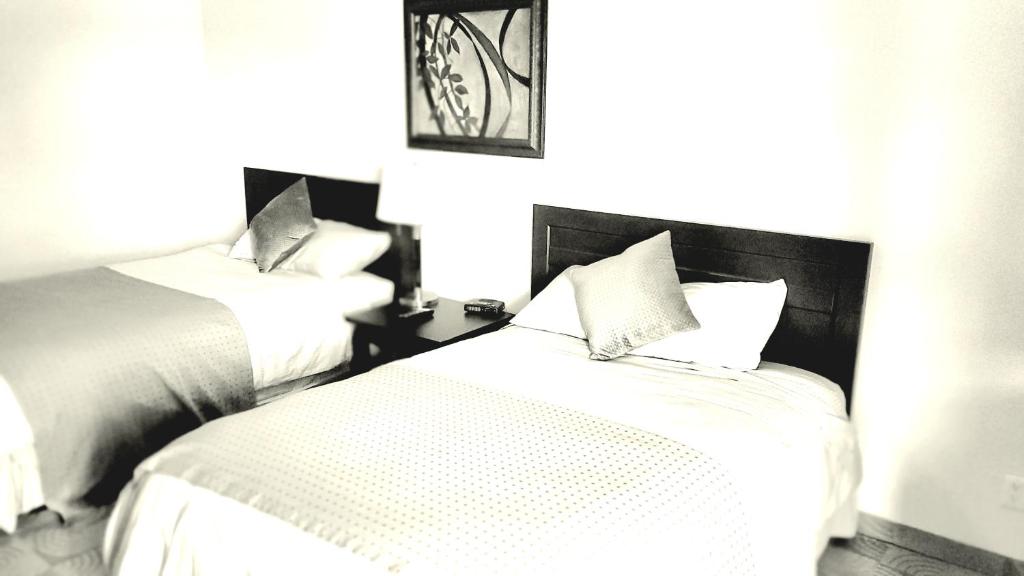 Postel nebo postele na pokoji v ubytování Shoreside Inn & Suites