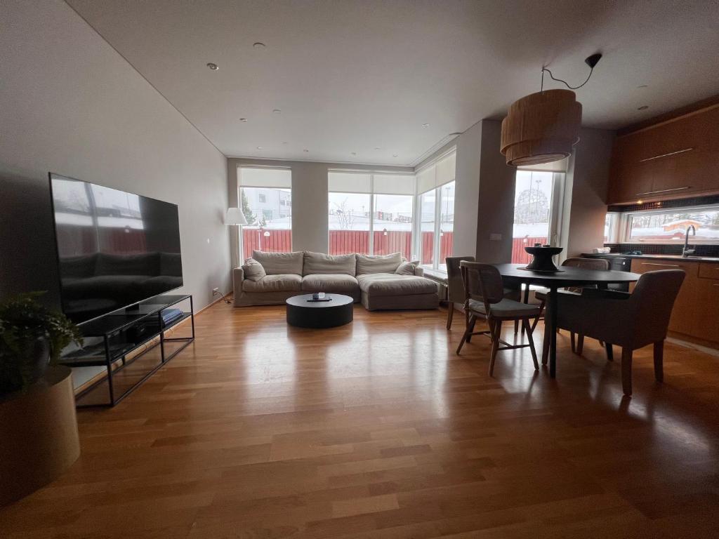 ein Wohnzimmer mit einem Sofa und einem Tisch in der Unterkunft S19 - Akureyri Prime Apart. in Akureyri