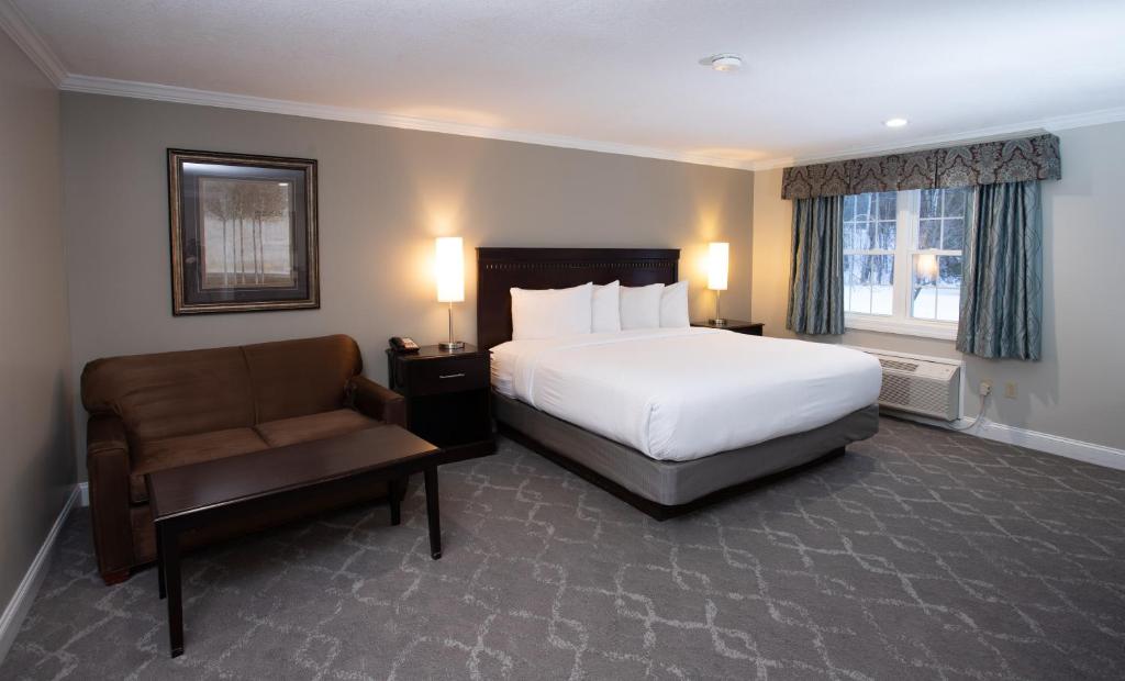 Habitación de hotel con cama y silla en Golden Apple Inn, en Glen