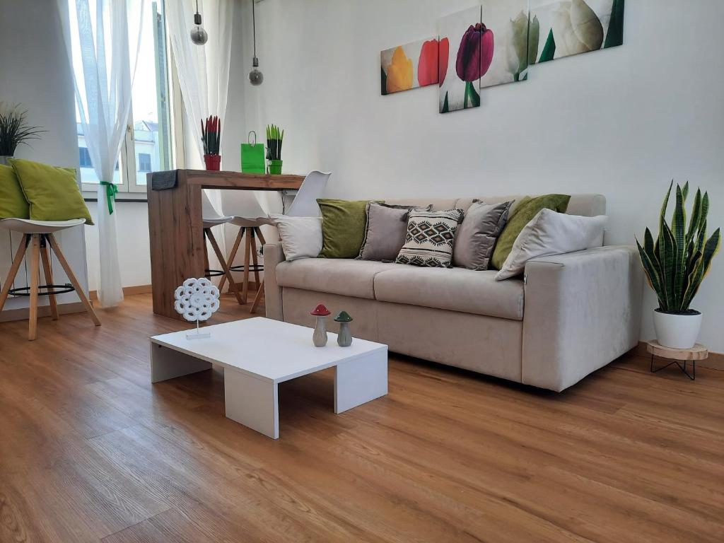 a living room with a couch and a coffee table at Natural Mente in Pompei