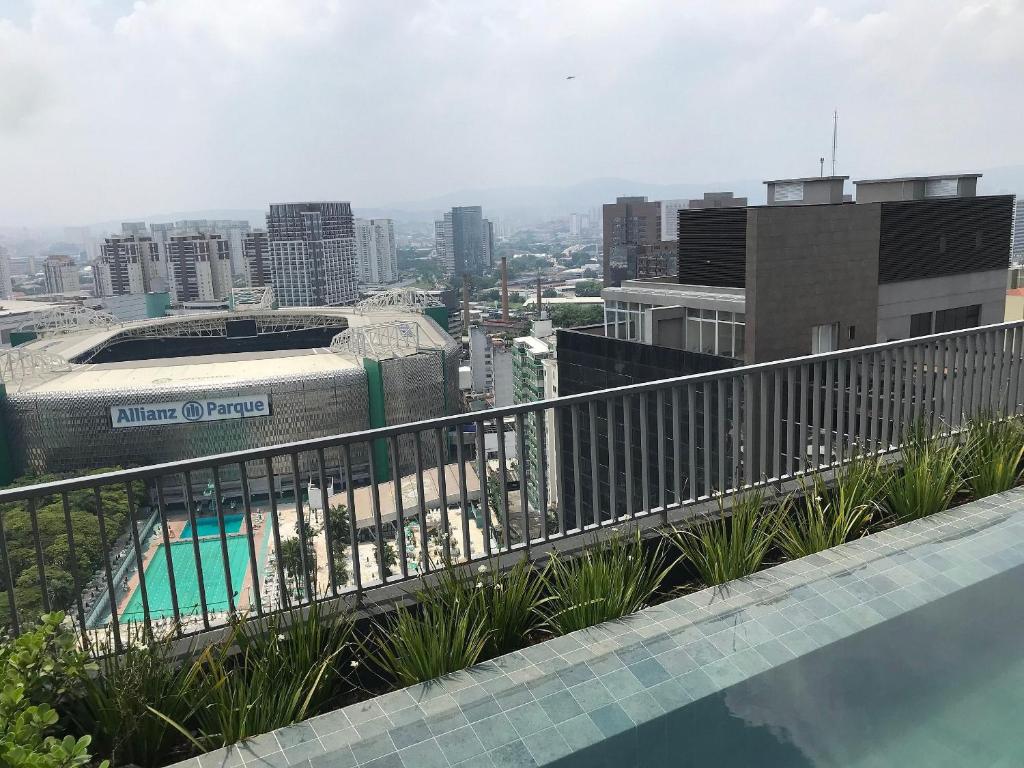 a view of a city from a building with a pool at Vossa Bossa Allianz in São Paulo