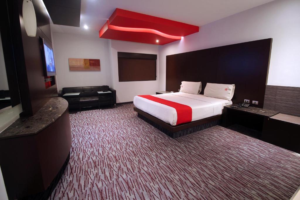 a hotel room with a bed and a television at Motel Via in Tijuana