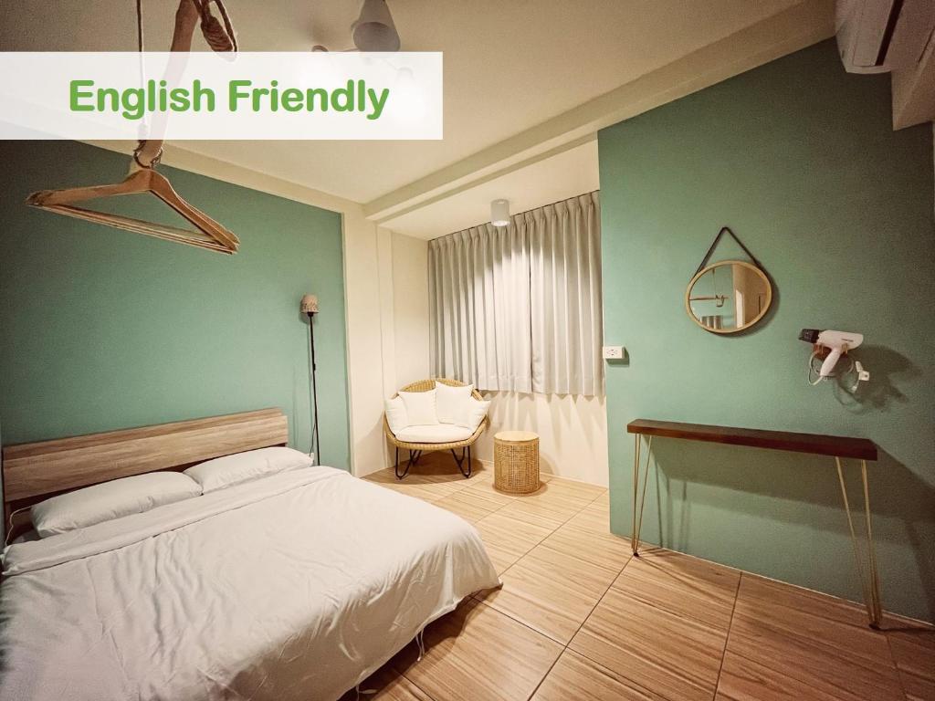 um quarto com uma cama, uma secretária e uma cadeira em 東海平行陸貳民宿English Friendly em Longjing