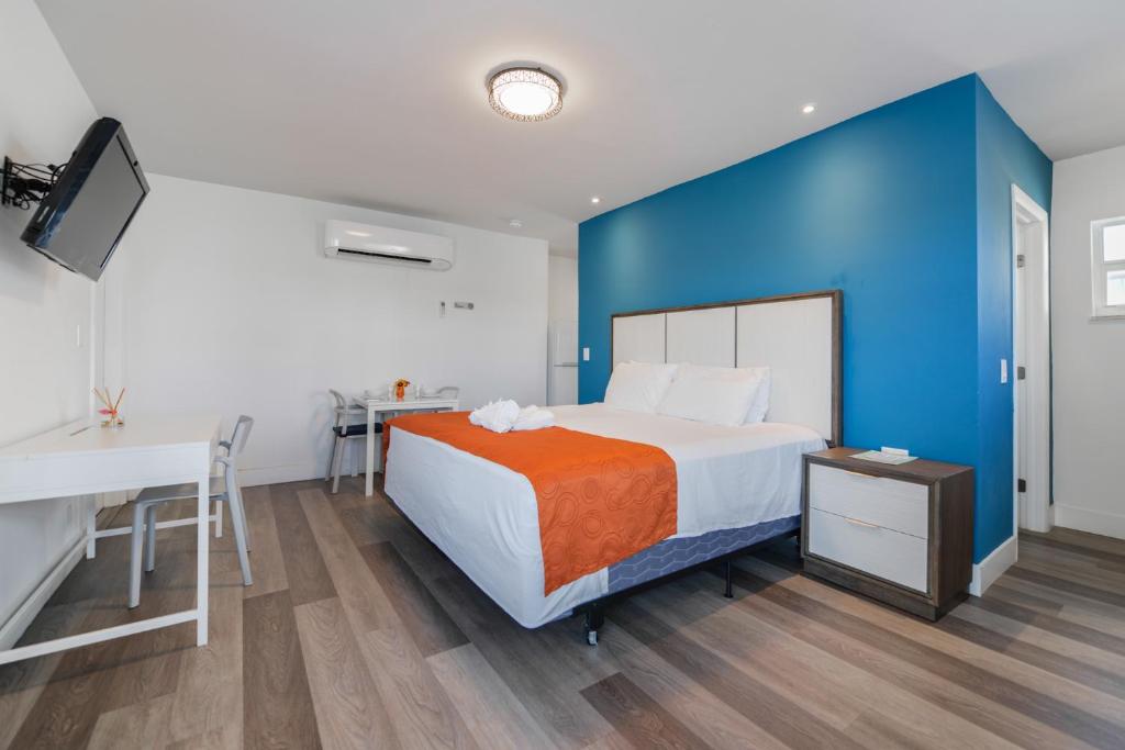 um quarto com uma cama e uma parede azul em The Mariner Suites #31 em Hollywood
