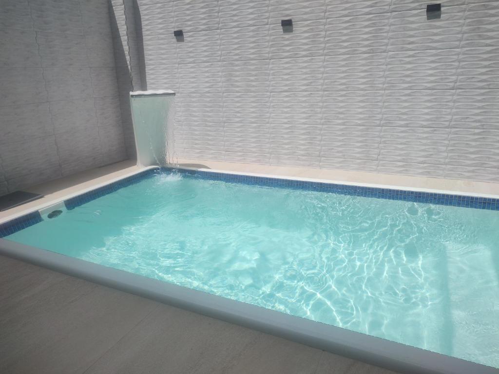 una gran piscina en una habitación en Apartamento aconchegante, en Porto Seguro