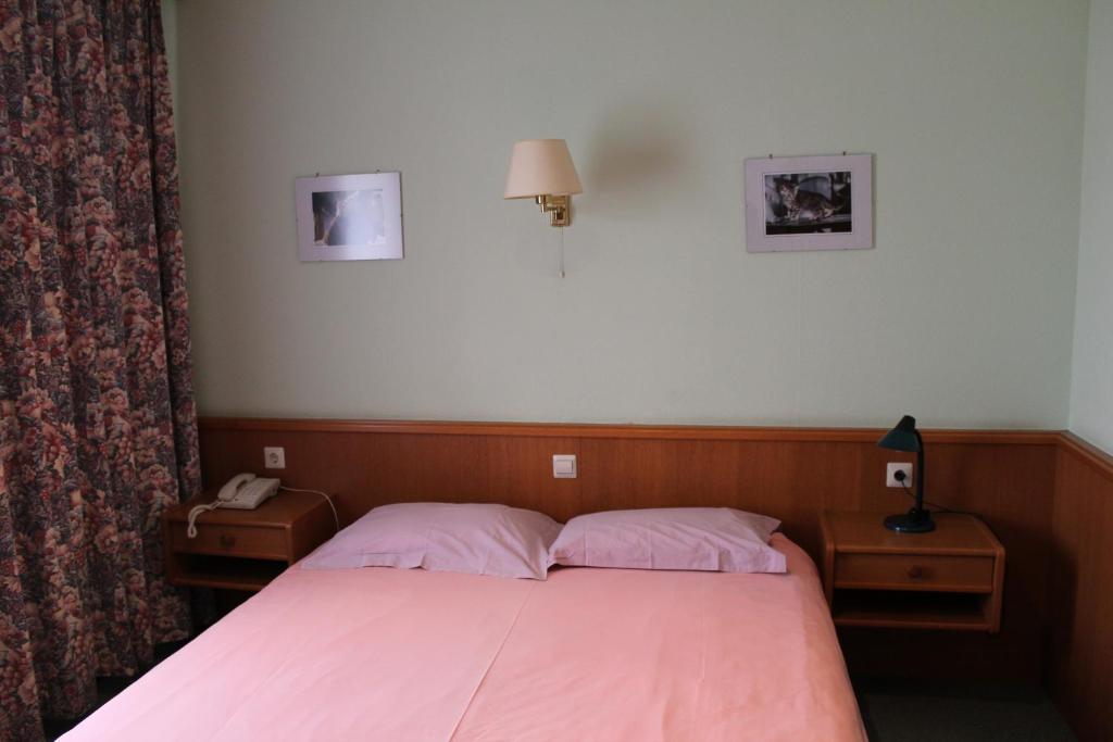 Postel nebo postele na pokoji v ubytování Hotel de Foetz