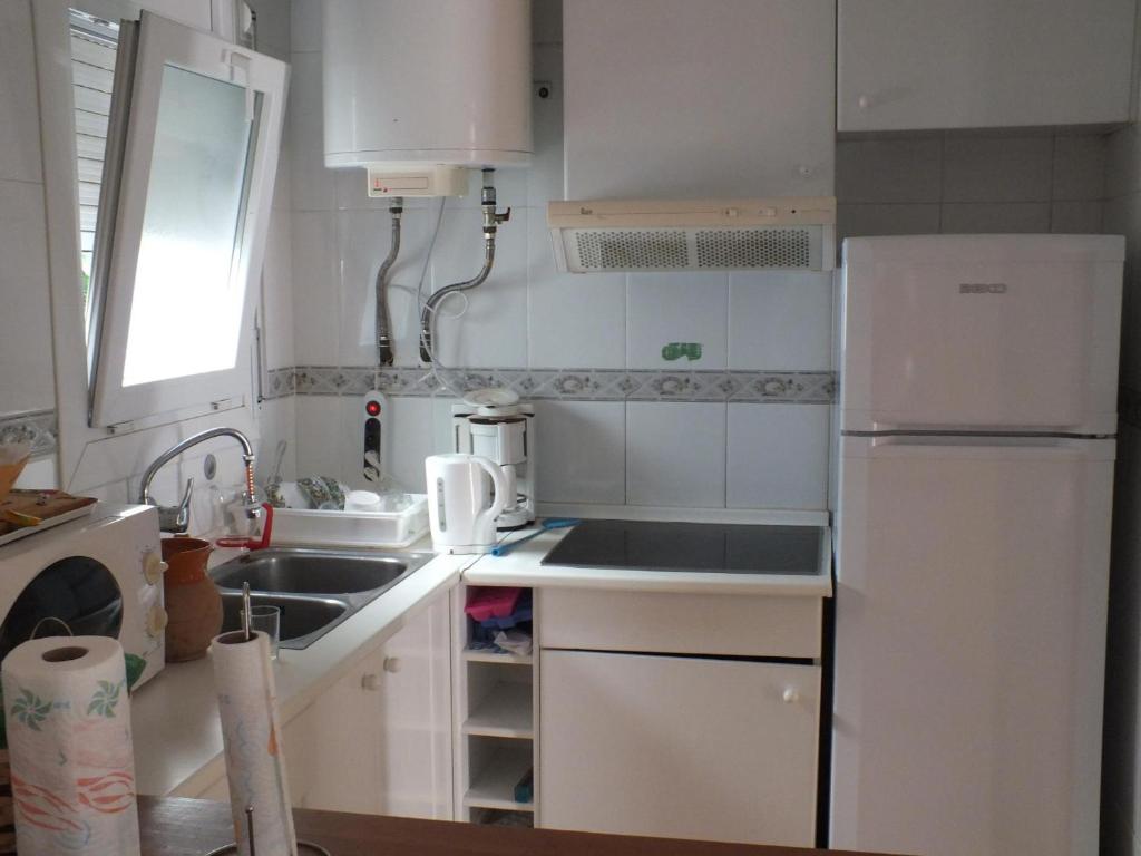 Kuchyňa alebo kuchynka v ubytovaní Villa con piscina privada y jardín cerrado en Castelló d'Empúries, ideal para 6-8 personas - ES-204-1
