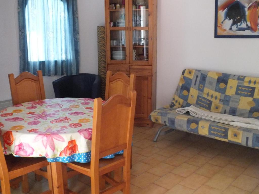 Posedenie v ubytovaní Villa con piscina privada y jardín cerrado en Castelló d'Empúries, ideal para 6-8 personas - ES-204-1