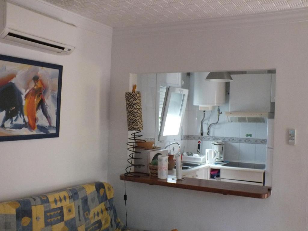 Kuchyňa alebo kuchynka v ubytovaní Villa con piscina privada y jardín cerrado en Castelló d'Empúries, ideal para 6-8 personas - ES-204-1