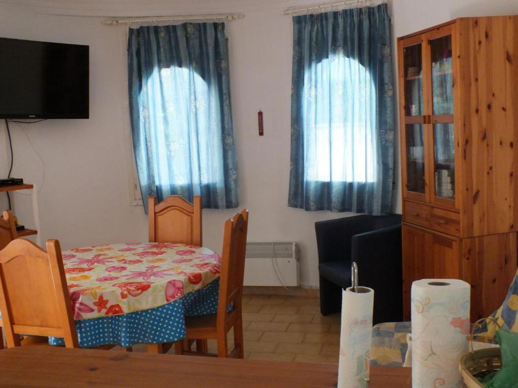 Posteľ alebo postele v izbe v ubytovaní Villa con piscina privada y jardín cerrado en Castelló d'Empúries, ideal para 6-8 personas - ES-204-1