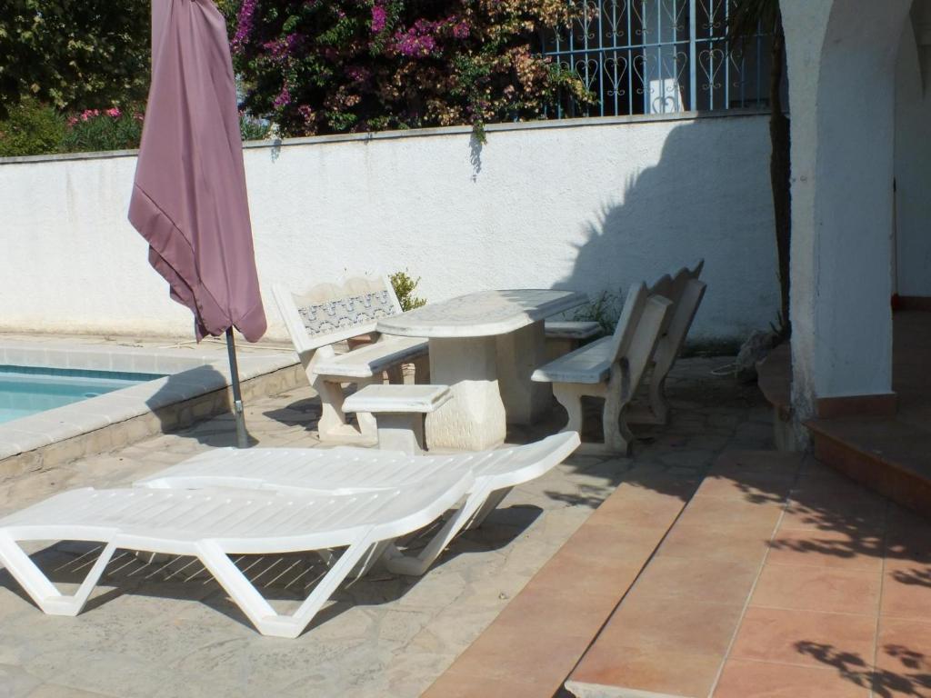 Bazén v ubytovaní Villa con piscina privada y jardín cerrado en Castelló d'Empúries, ideal para 6-8 personas - ES-204-1 alebo v jeho blízkosti