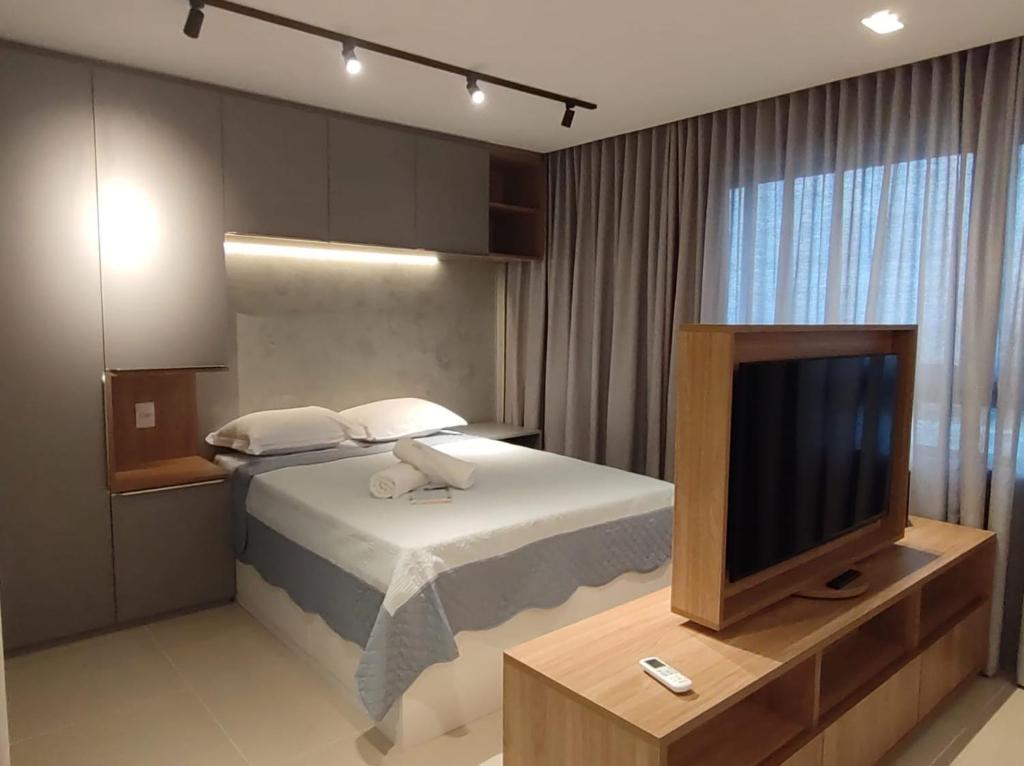 Habitación de hotel con cama y TV en Rio Park Ave, Studio 4 - By TRH Invest, en Recife