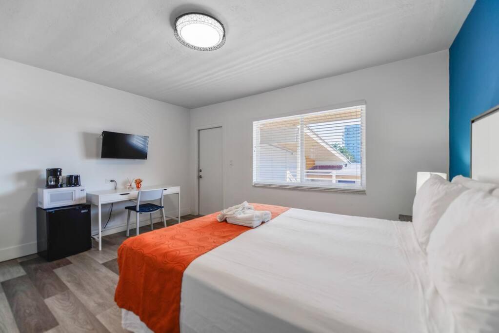 Postel nebo postele na pokoji v ubytování Comfortable Beachfront Studio with pool! -M32