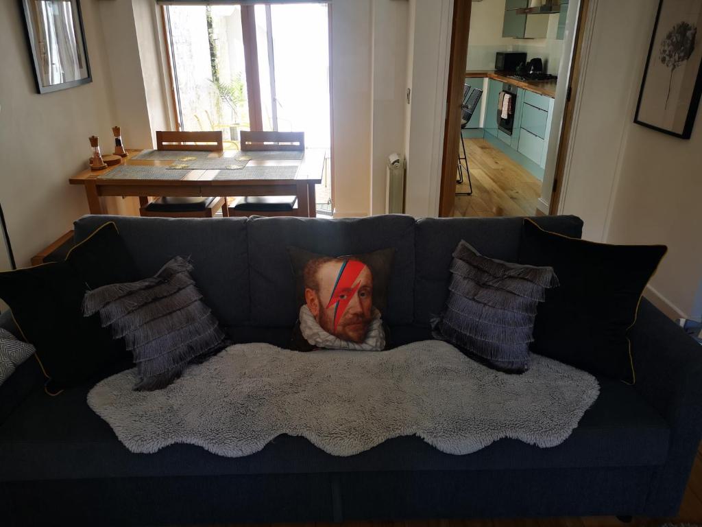 Un cuadro de un hombre en el respaldo de un sofá. en Beautiful central townhouse w/ parking for 2 cars, en Brighton & Hove