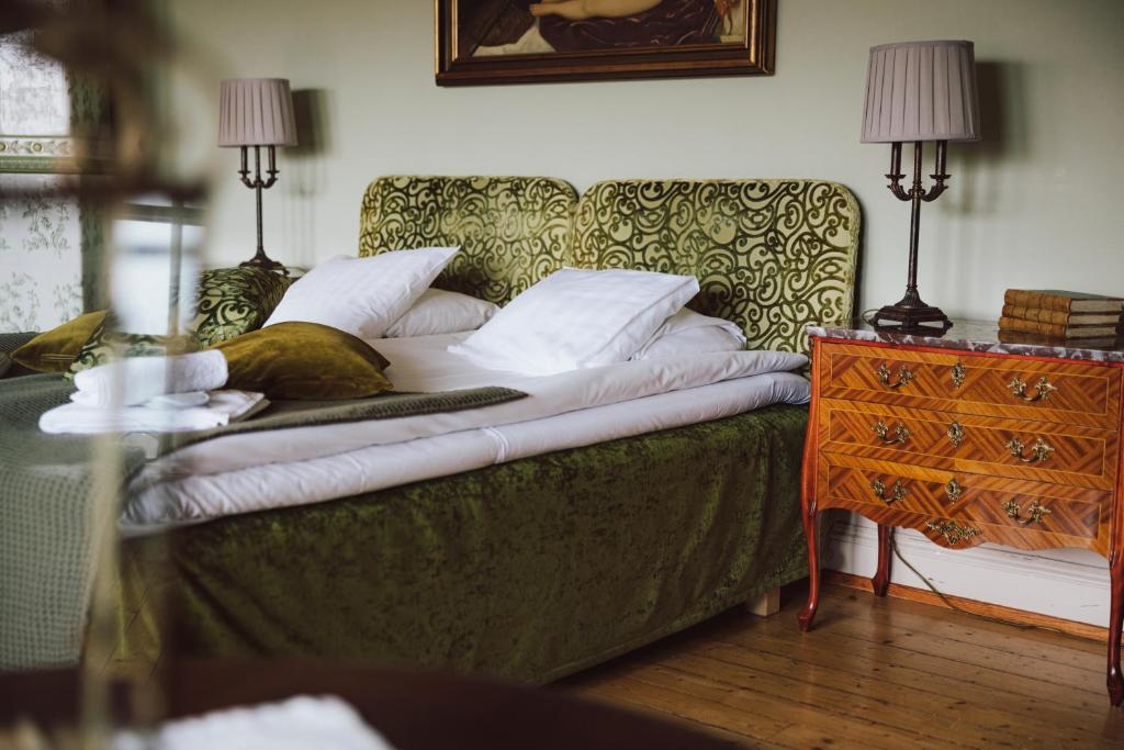 Postel nebo postele na pokoji v ubytování Teleborgs Slott