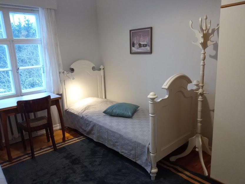 1 dormitorio con cama, escritorio y ventana en Kodu majutus, en Tallin