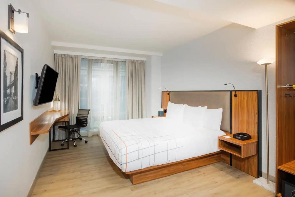 Ein Bett oder Betten in einem Zimmer der Unterkunft La Quinta by Wyndham Time Square South