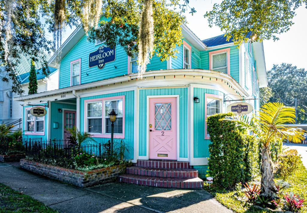 a blue house with a pink door at The Heirloom Inn in Mount Dora
