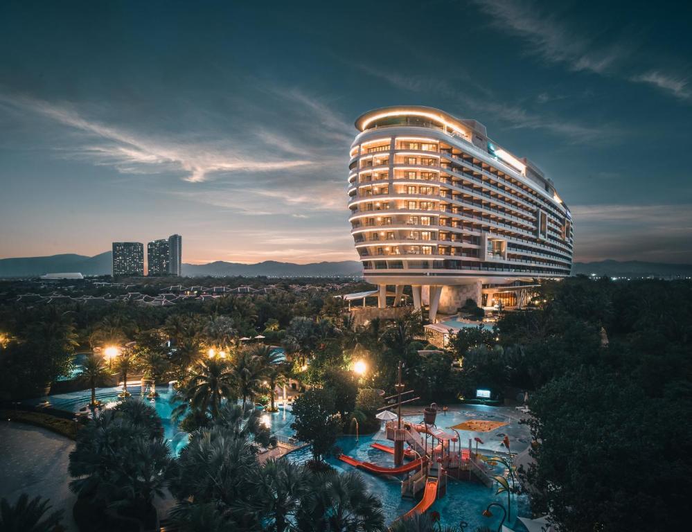 Bazén v ubytování Crowne Plaza Sanya Haitang Bay Resort by IHG nebo v jeho okolí