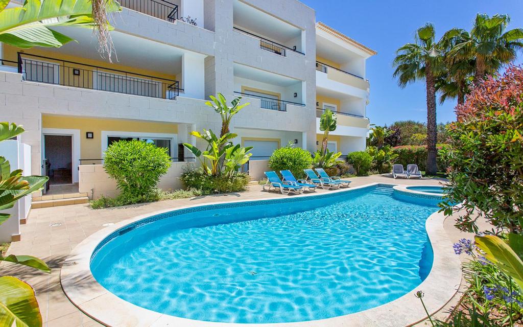 una piscina di fronte a un edificio di Âncora - Praia do Porto de Mós a Lagos