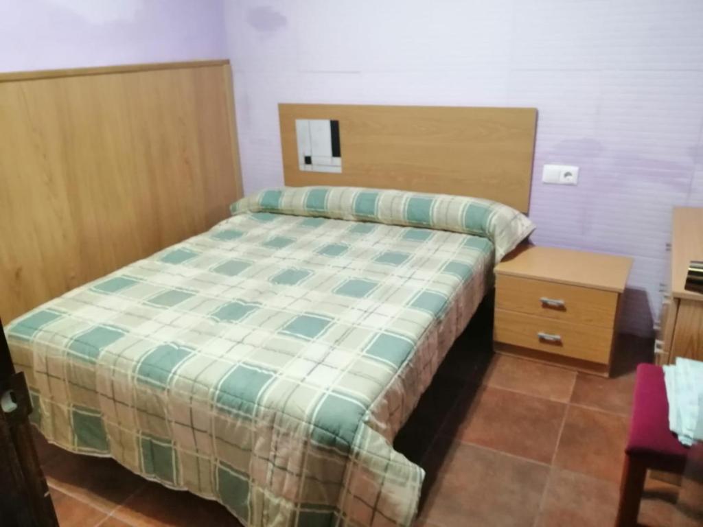 - une petite chambre avec un lit et une table de nuit dans l'établissement Can Marisa, à La Fresneda