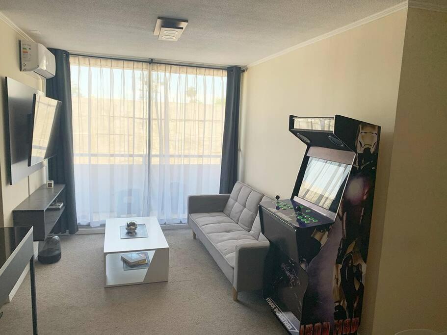 sala de estar con sofá y mesa en Departamento Full Amoblado en Talca en Talca