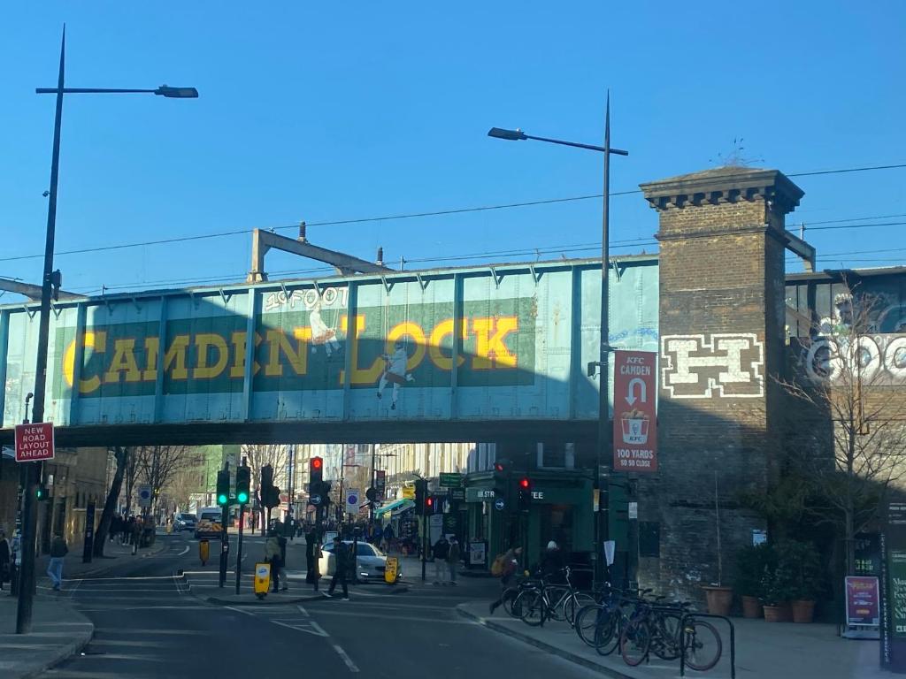 un puente sobre una calle con un cartel que lee laboratorio Madison en Luxury Apartment Camden Town en Londres