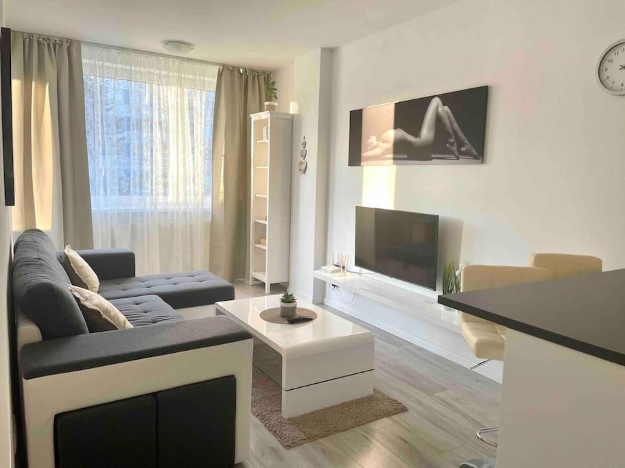 Great location, private parking, new apt