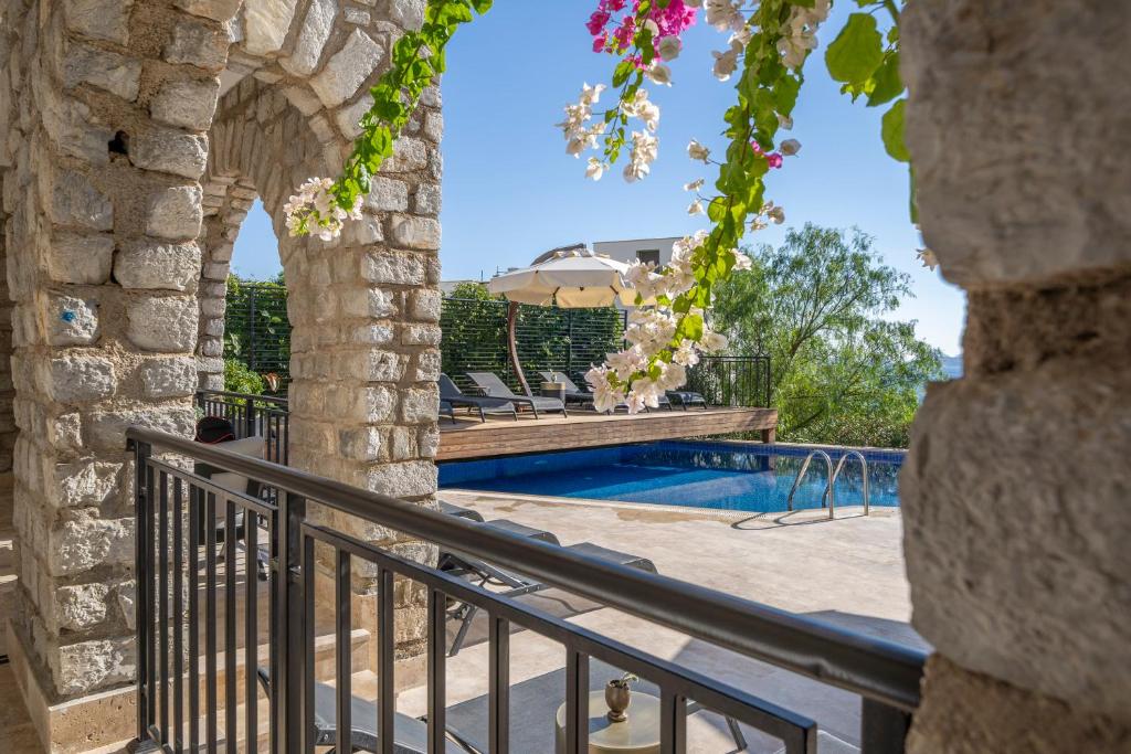 Bazén v ubytování Noa Suite Hotel Only Adult nebo v jeho okolí