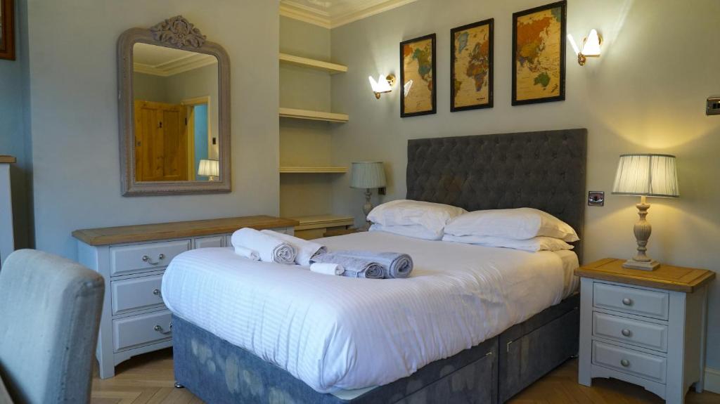 - une chambre avec un grand lit et des serviettes dans l'établissement 4 Bedroom Residence Hammersmith Fulham, à Londres