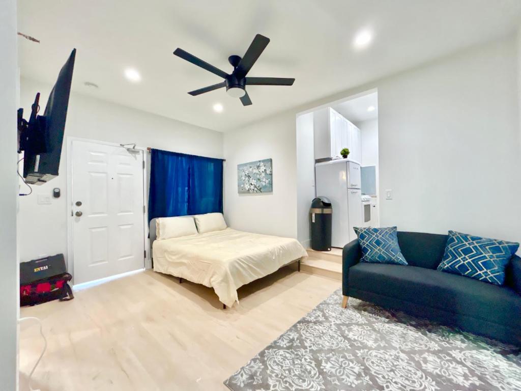 a living room with a couch and a ceiling fan at Bonnie Brae LA Apartment near DTLA, Glendale in Los Angeles