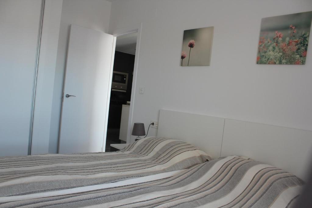 Postel nebo postele na pokoji v ubytování New apartment with sea view of Andrew and Natallia