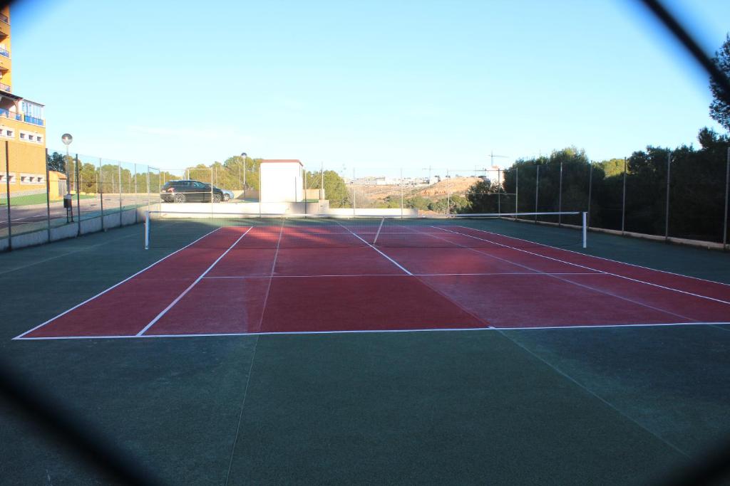Tenis a/nebo squash v ubytování New apartment with sea view of Andrew and Natallia nebo okolí